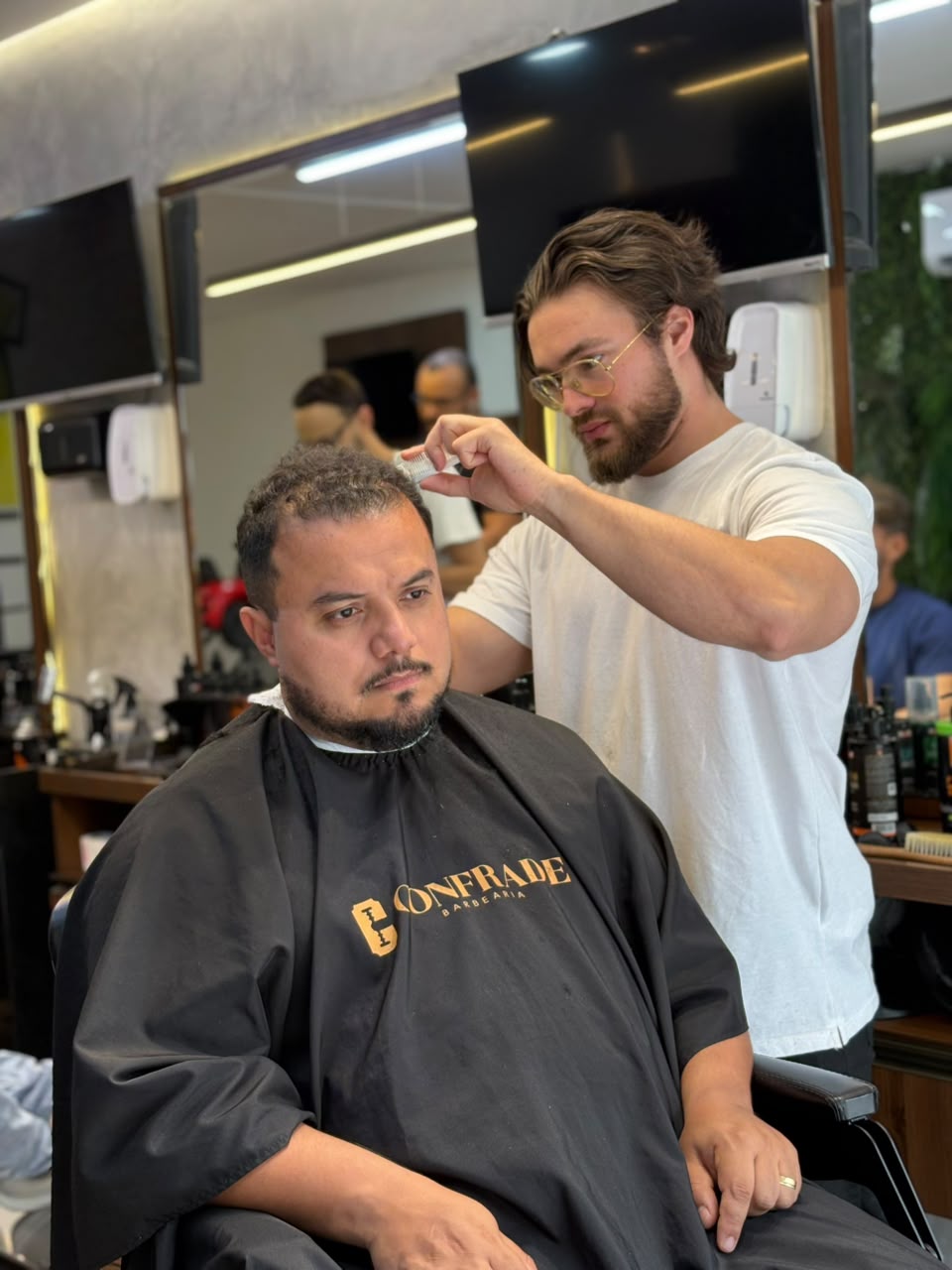 Atendimento personalizado na Confrade Barbearia