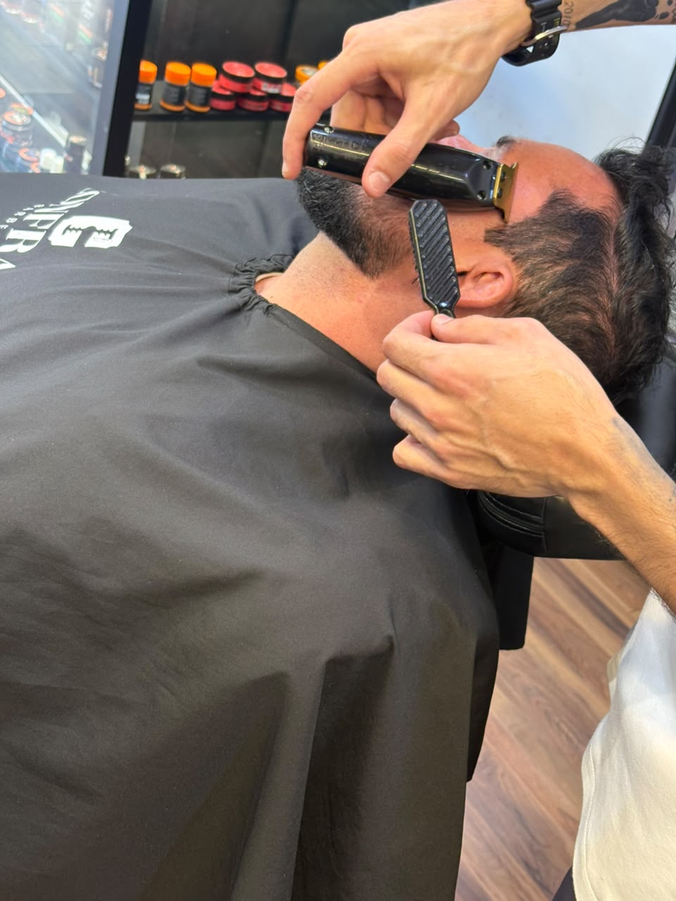 Alinhamento de barba com navalha na Confrade Barbearia